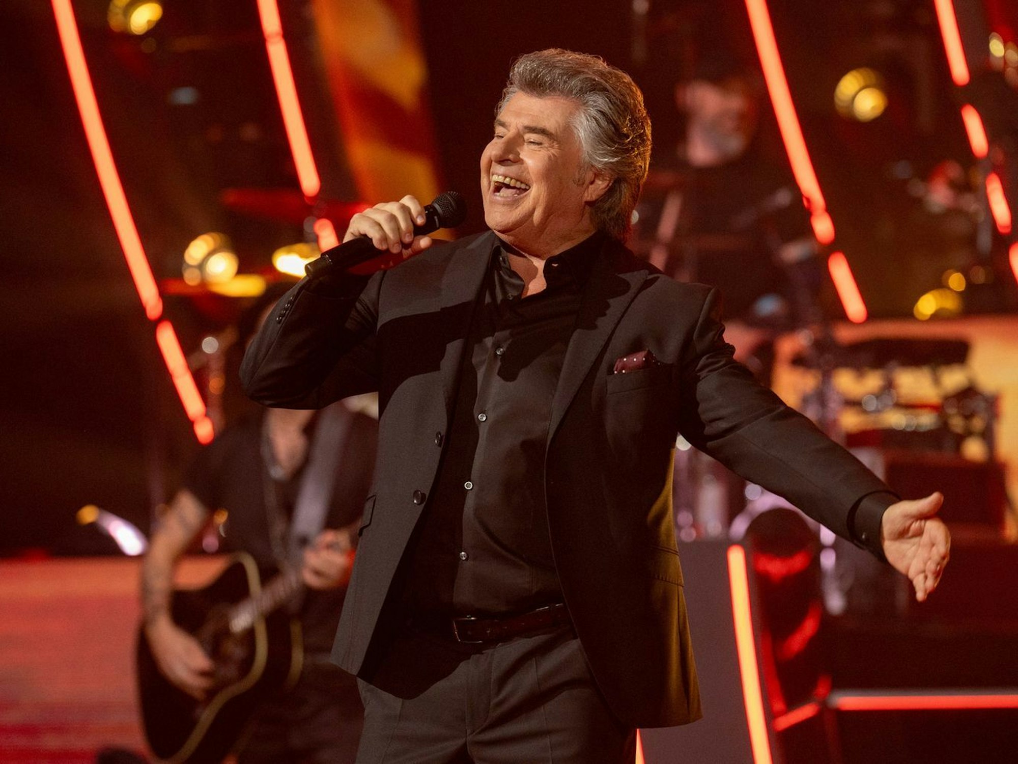 Schlagerveteran Andy Borg sang ein Medley und verbeugte sich vor seiner Frau: „Sie ist verheiratet, aber wir lieben uns trotzdem.“ (Bild: ZDF / Sascha Baumann)