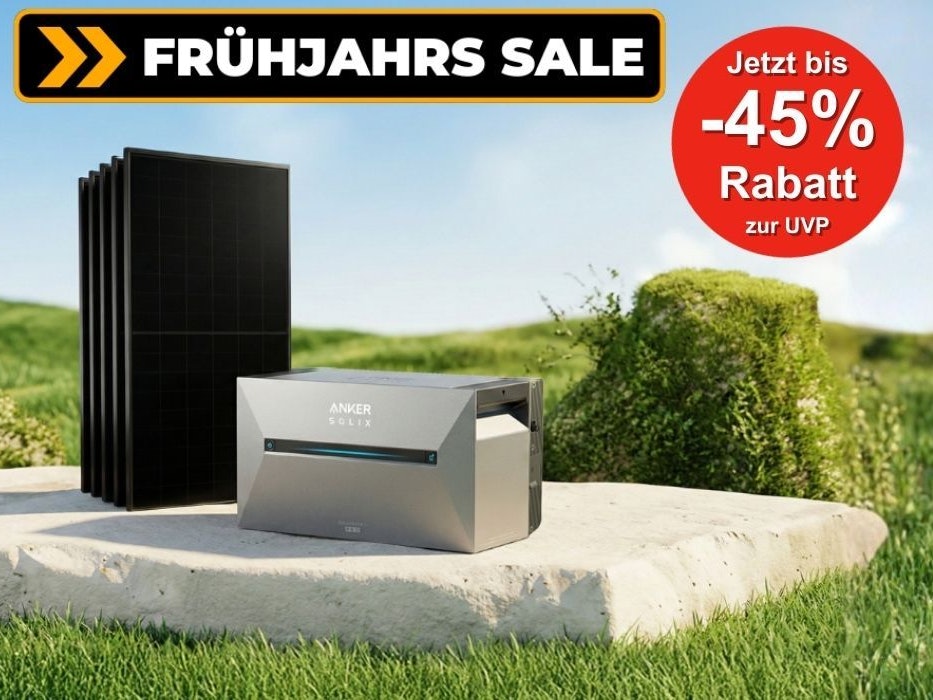 Solago Balkonkraftwerk mit AIKO Solarmodulen und Anker Solix 3 Pro Speicher vor hellblauem Himmel im Grünen.