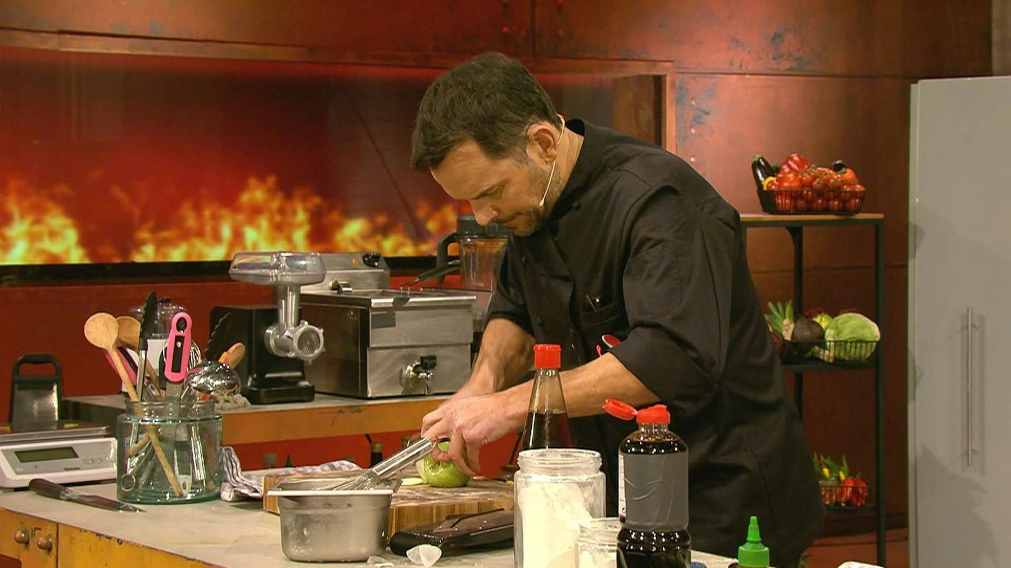 Henssler verzweifelte über dem nicht funktionierenden Mixer und sah seine Dessert-Felle wegschwimmen. Würde er mit seinen „Not-Nockerln“ punkten können? (Bild: RTL)