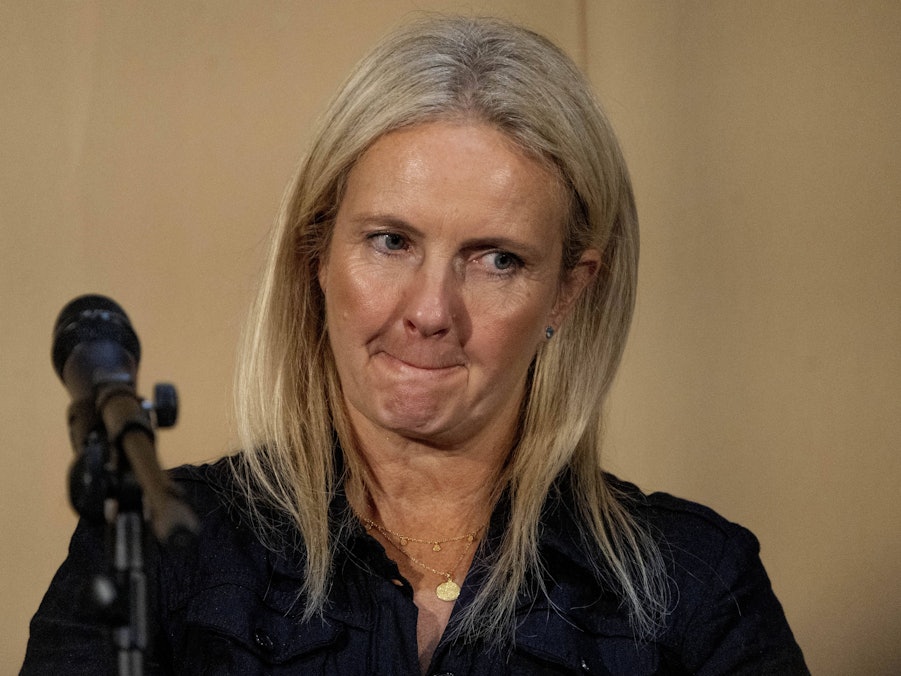 Natacha, Frau mit blondem Haar und Halskette