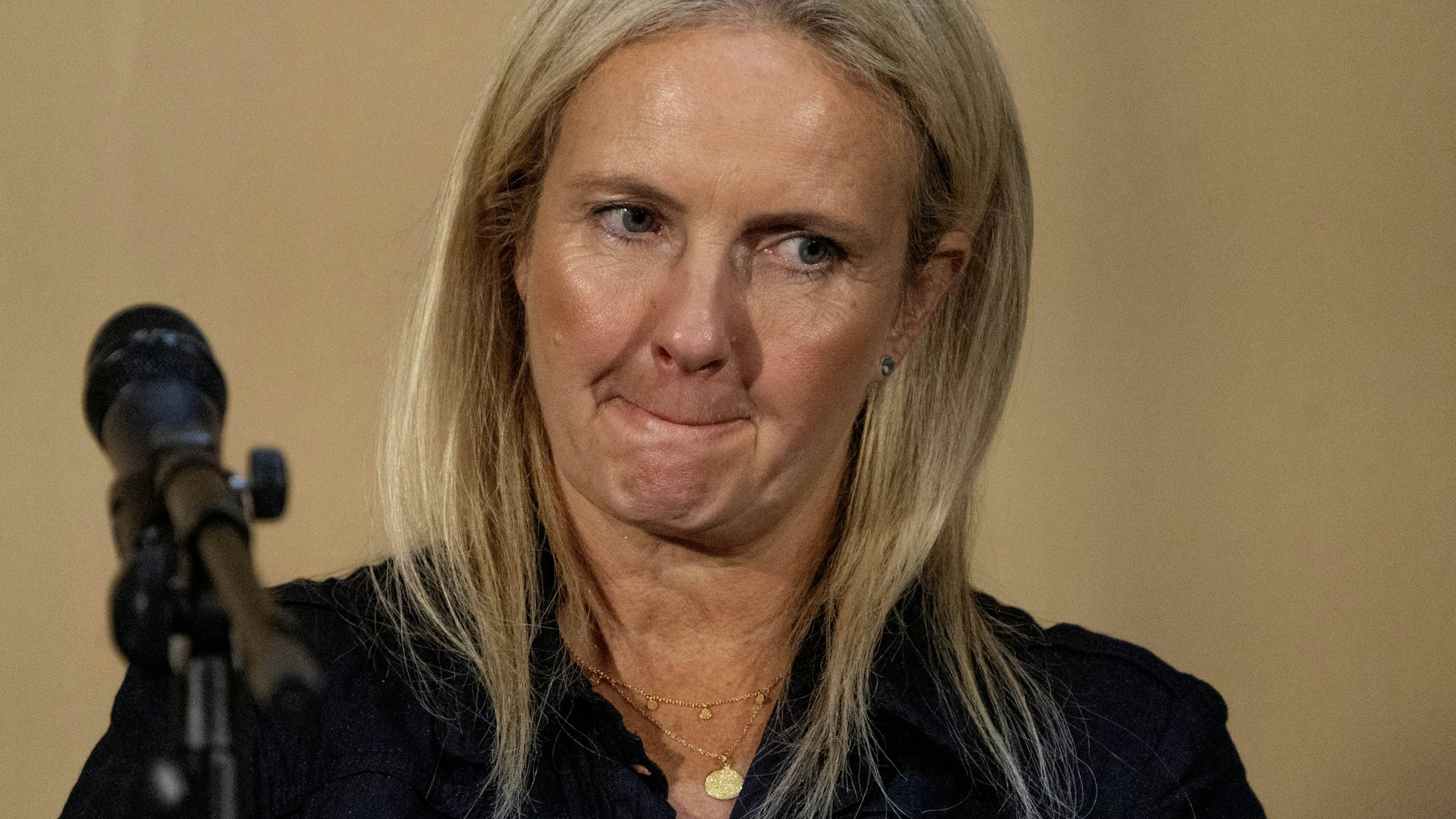 Natacha, Frau mit blondem Haar und Halskette