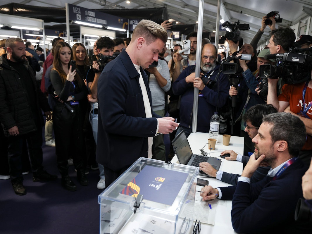 Mitarbeiter des FC Barcelona sprechen mit Marc-André ter Stegen.