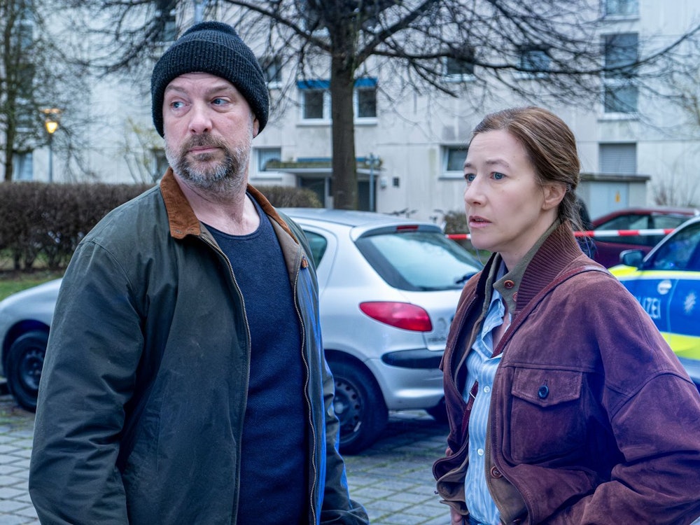 Kommissar Dennis Eden (Stephan Zinner) und Kommissarin Cris Blohm (Johanna Wokalek) ermitteln zwei Fällen parallel. (Bild: BR/die film gmbh/Susanne Bernhard)