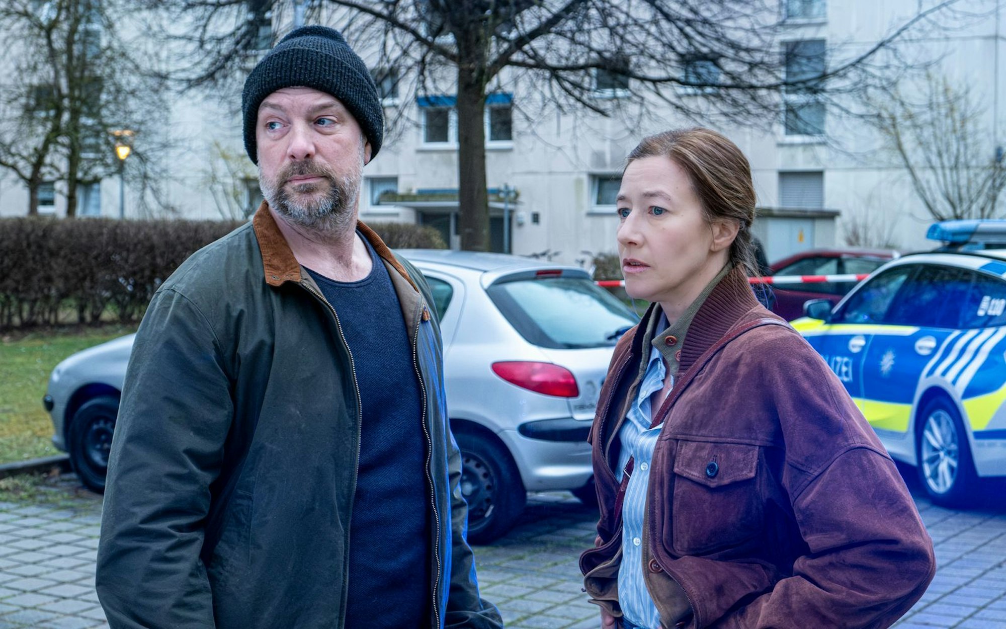 Kommissar Dennis Eden (Stephan Zinner) und Kommissarin Cris Blohm (Johanna Wokalek) ermitteln zwei Fällen parallel. (Bild: BR/die film gmbh/Susanne Bernhard)