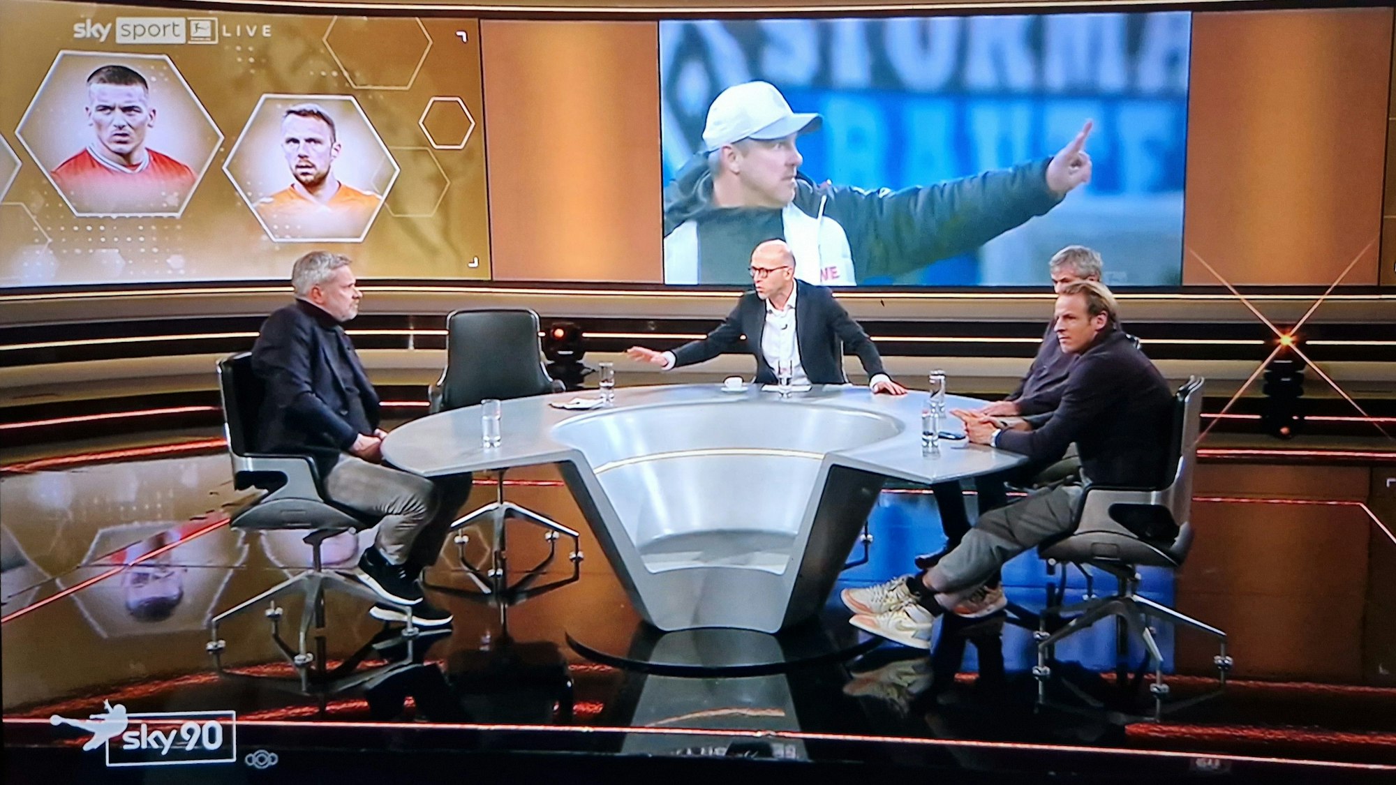 Blick auf die Runde im TV-Talk Sky90 ohne den angeschlagenen Tobias Holtkamp.