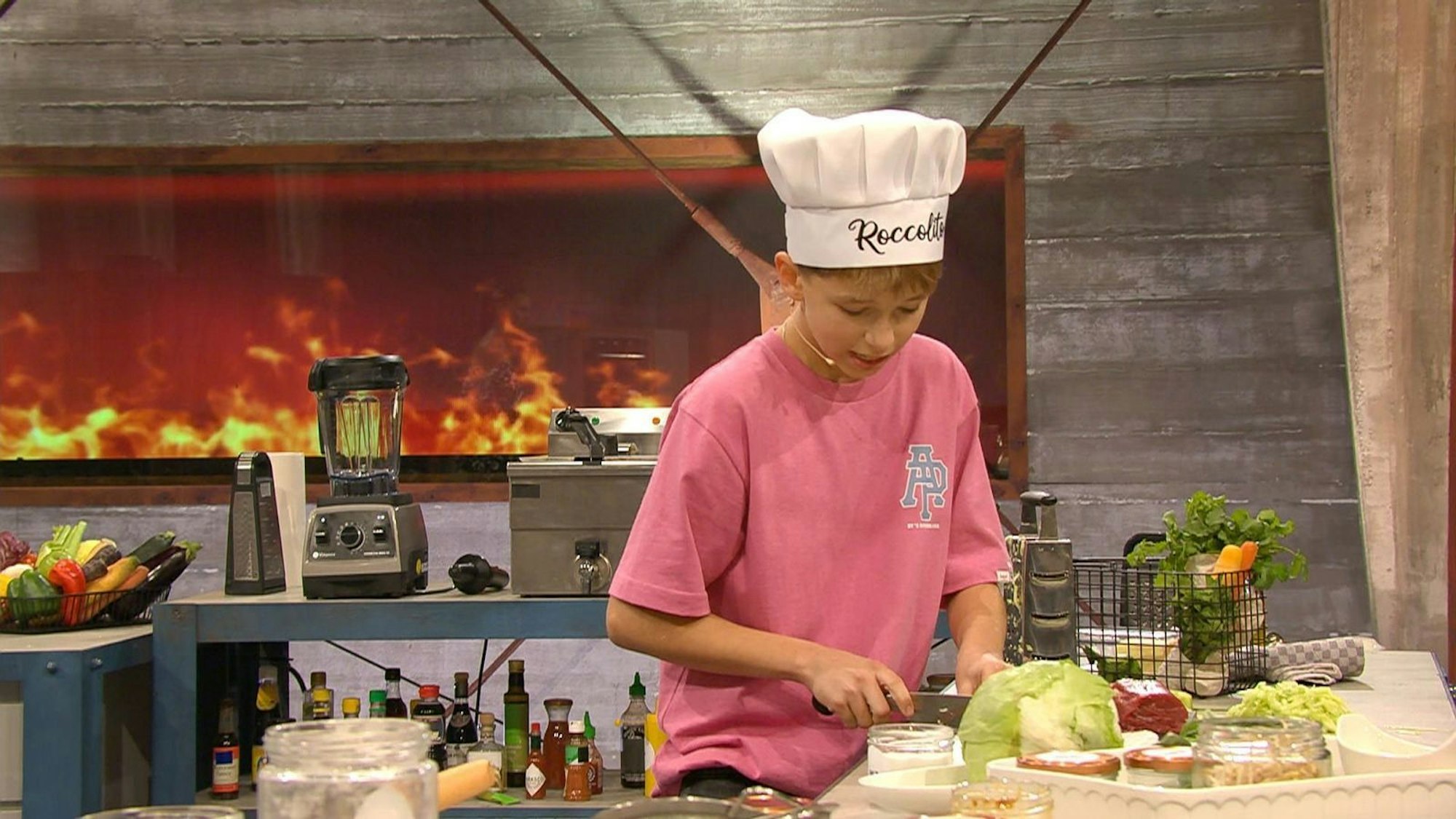 Rocco wollte rasieren und hielt Wort. Er schlug Henssler in der ersten Küchen-Competition und dann auch 18:17 in der Vorspeise. (Bild: RTL)