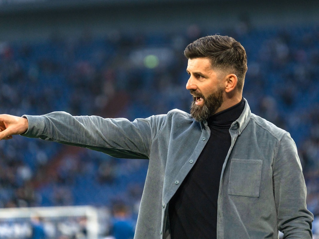 Miron Muslic gibt am Seitenrand Anweisungen und zeigt mit dem Zeigefinger.