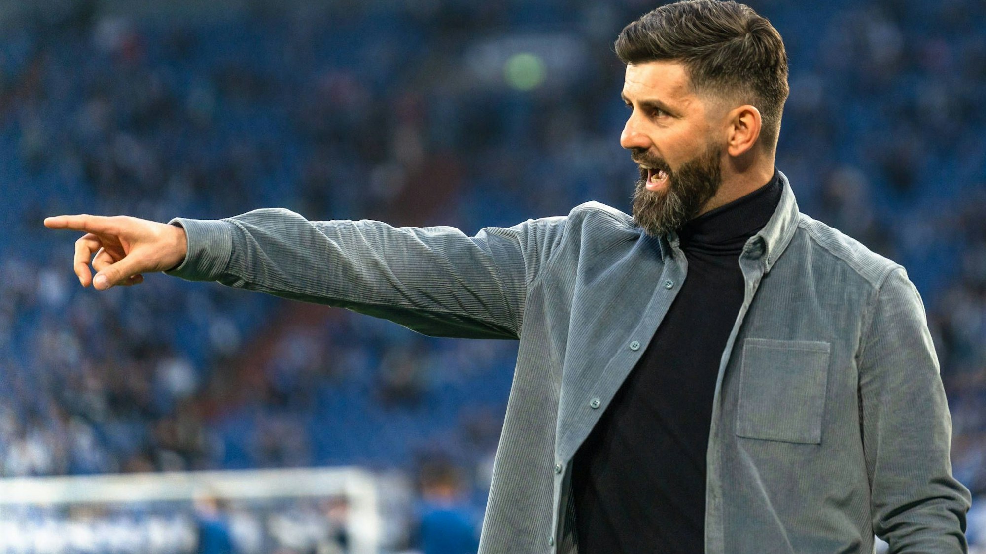 Miron Muslic gibt am Seitenrand Anweisungen und zeigt mit dem Zeigefinger.