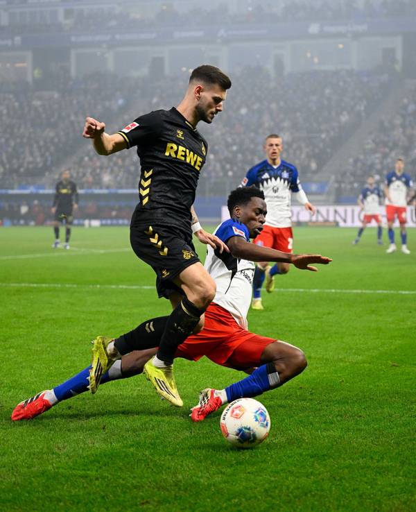 Tom Krauß (1. FC Köln, links) und Albert Lokonga (Hamburger SV) kämpfen am Strafraum um den Ball.