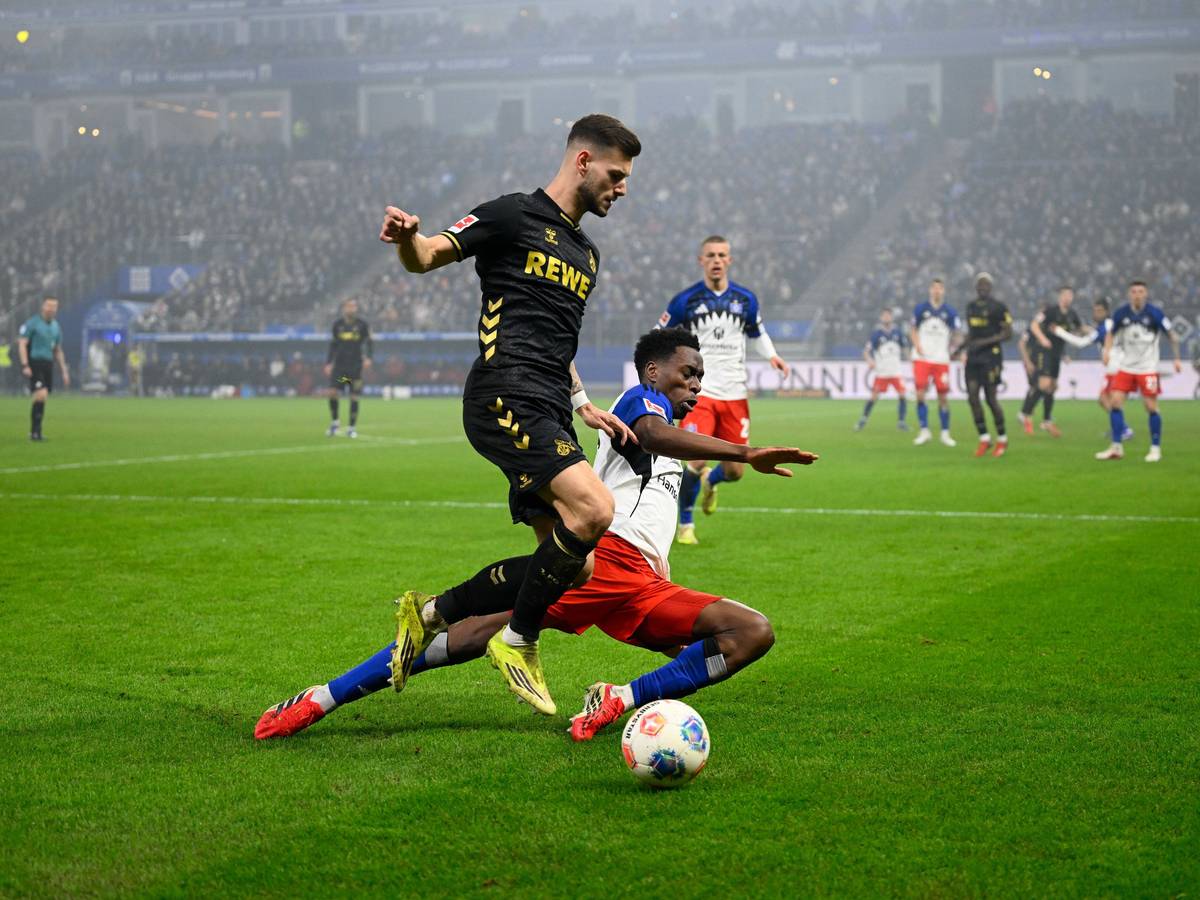 Hamburgs Albert Lokonga geht gegen Kölns Tom Krauß ins Tackling.