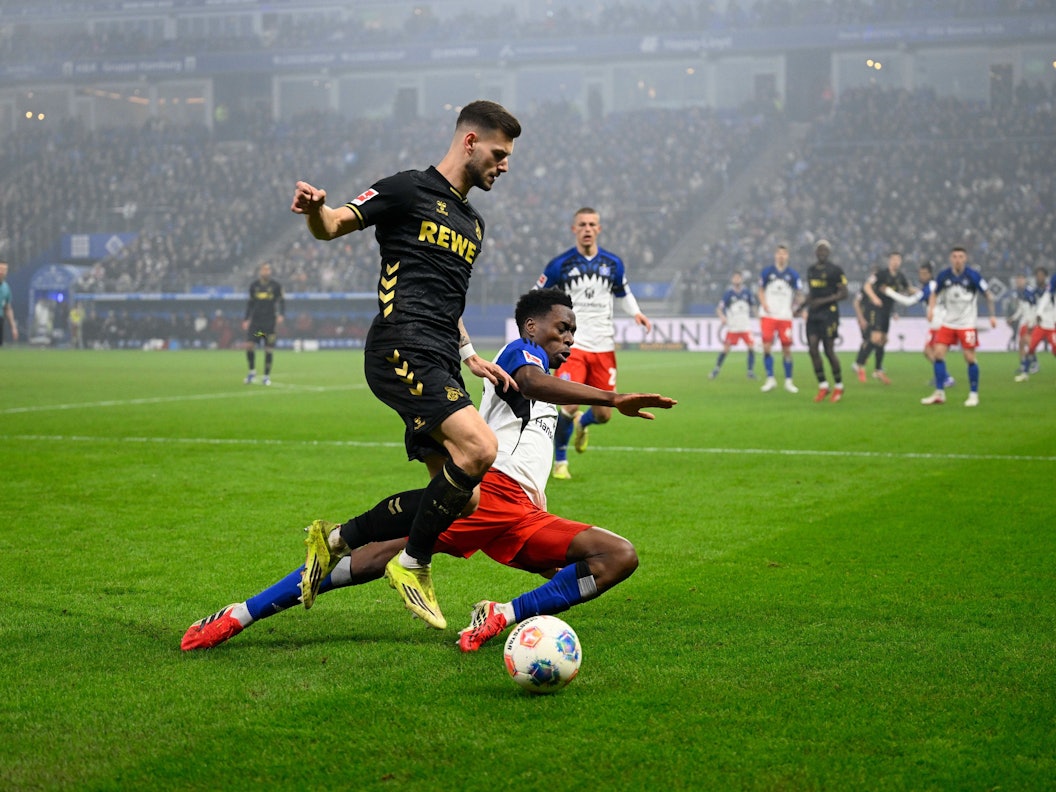 Tom Krauß (1. FC Köln, links) und Albert Lokonga (Hamburger SV) kämpfen am Strafraum um den Ball.