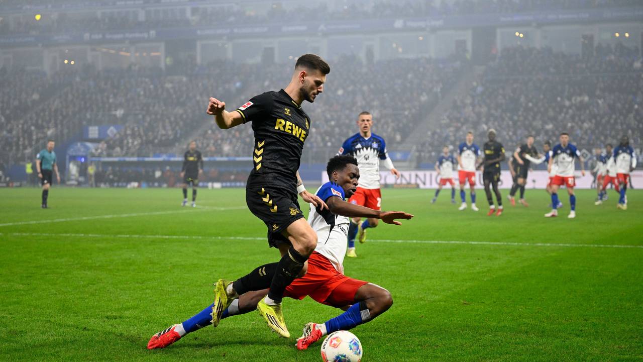 Tom Krauß (1. FC Köln, links) und Albert Lokonga (Hamburger SV) kämpfen am Strafraum um den Ball.