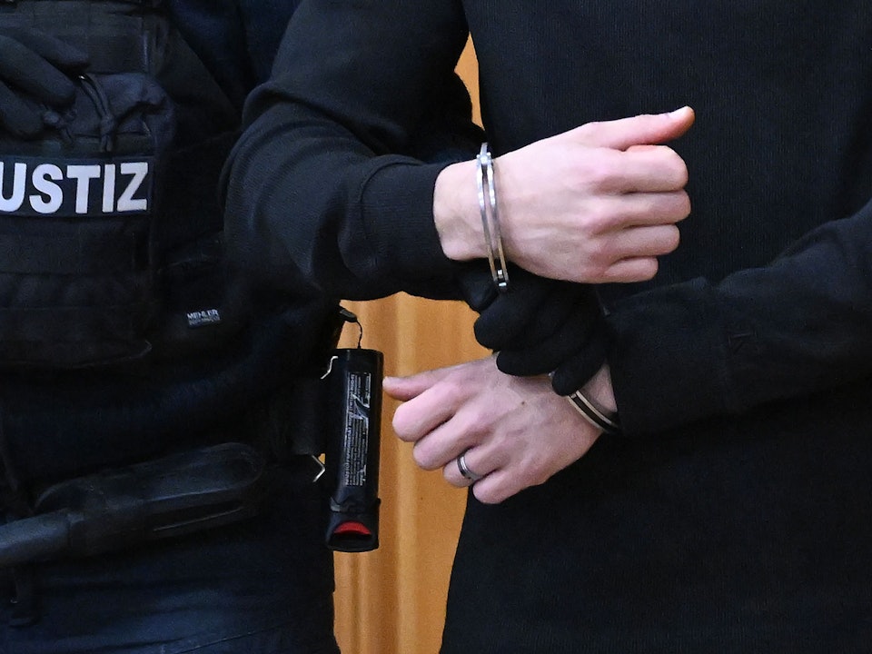 Ein Angeklagter wird mit Handfesseln vor dem Beginn seines Prozesses in den Gerichtssaal im Landgericht geführt. Der 1996 geborene Angeklagte soll nach früheren Polizeiangaben seine ehemalige Freundin im Juni 2025 entführt, brutal misshandelt und fast nackt durch die Innenstadt von Künzelsau (Hohenlohekreis) gezerrt haben. Jetzt steht er unter anderem wegen versuchten Mordes und Freiheitsberaubung vor Gericht. (zu dpa: «Mehr als 30 Stunden Gewalt – Gericht verurteilt Ex-Freund»)