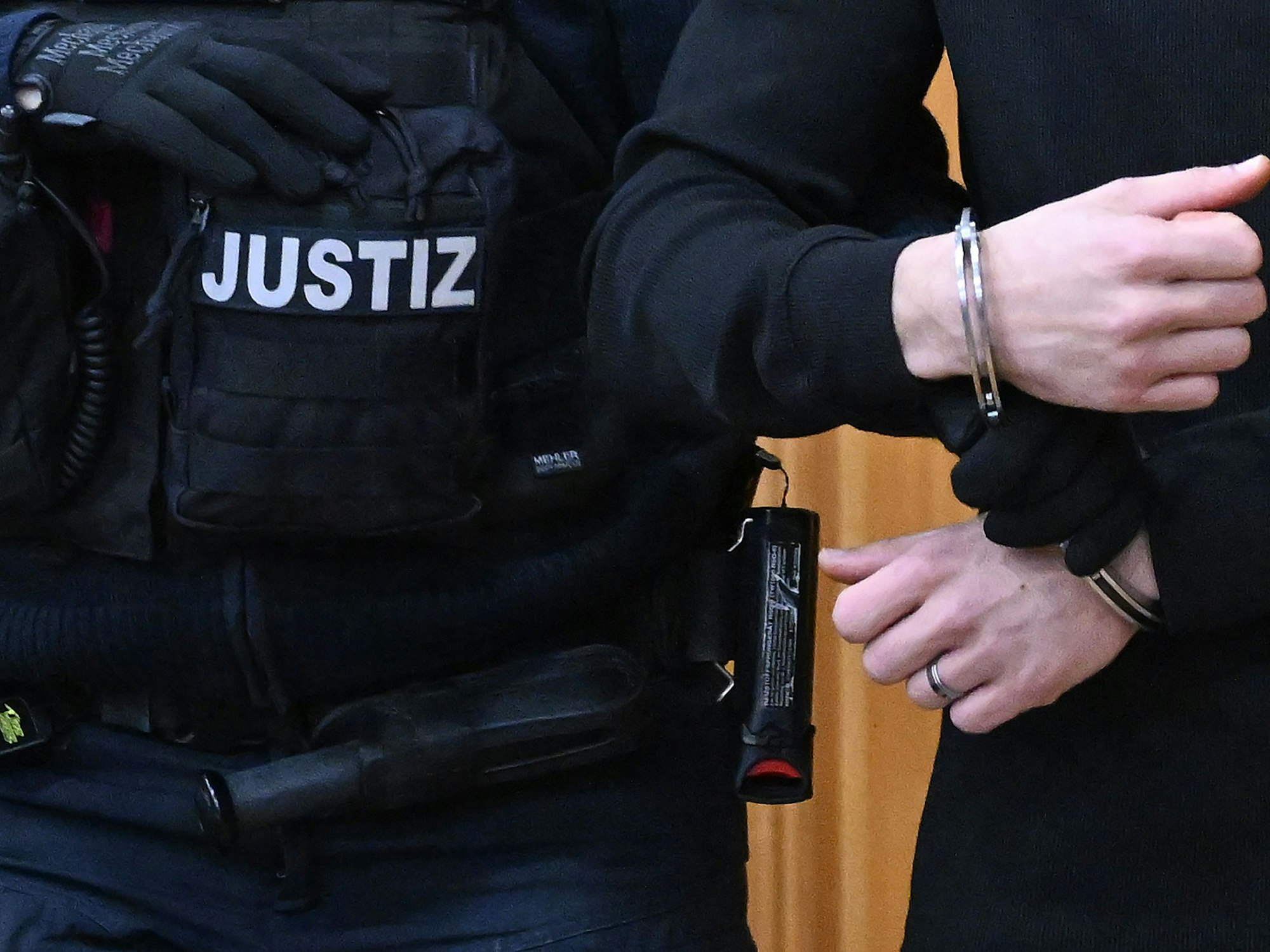 Ein Angeklagter wird mit Handfesseln vor dem Beginn seines Prozesses in den Gerichtssaal im Landgericht geführt. Der 1996 geborene Angeklagte soll nach früheren Polizeiangaben seine ehemalige Freundin im Juni 2025 entführt, brutal misshandelt und fast nackt durch die Innenstadt von Künzelsau (Hohenlohekreis) gezerrt haben. Jetzt steht er unter anderem wegen versuchten Mordes und Freiheitsberaubung vor Gericht. (zu dpa: «Mehr als 30 Stunden Gewalt – Gericht verurteilt Ex-Freund»)