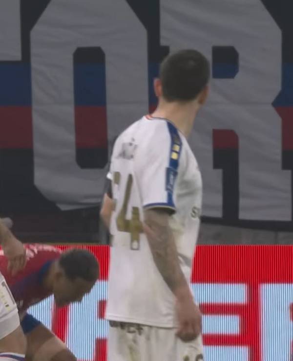 Lukas Podolski begeht bei einem Spiel in Polen eine Tätlichkeit.