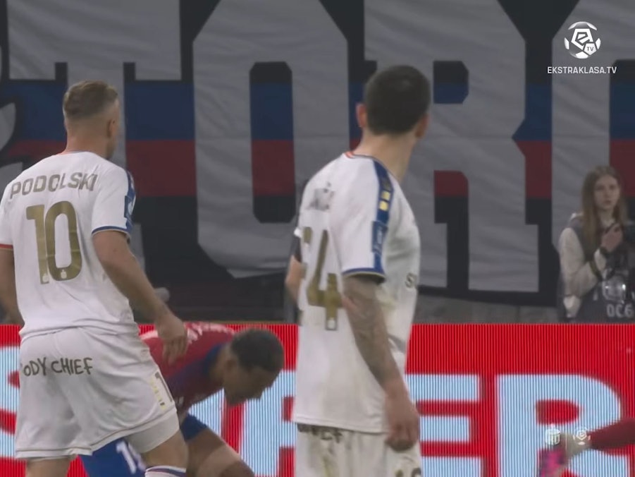 Lukas Podolski begeht bei einem Spiel in Polen eine Tätlichkeit.