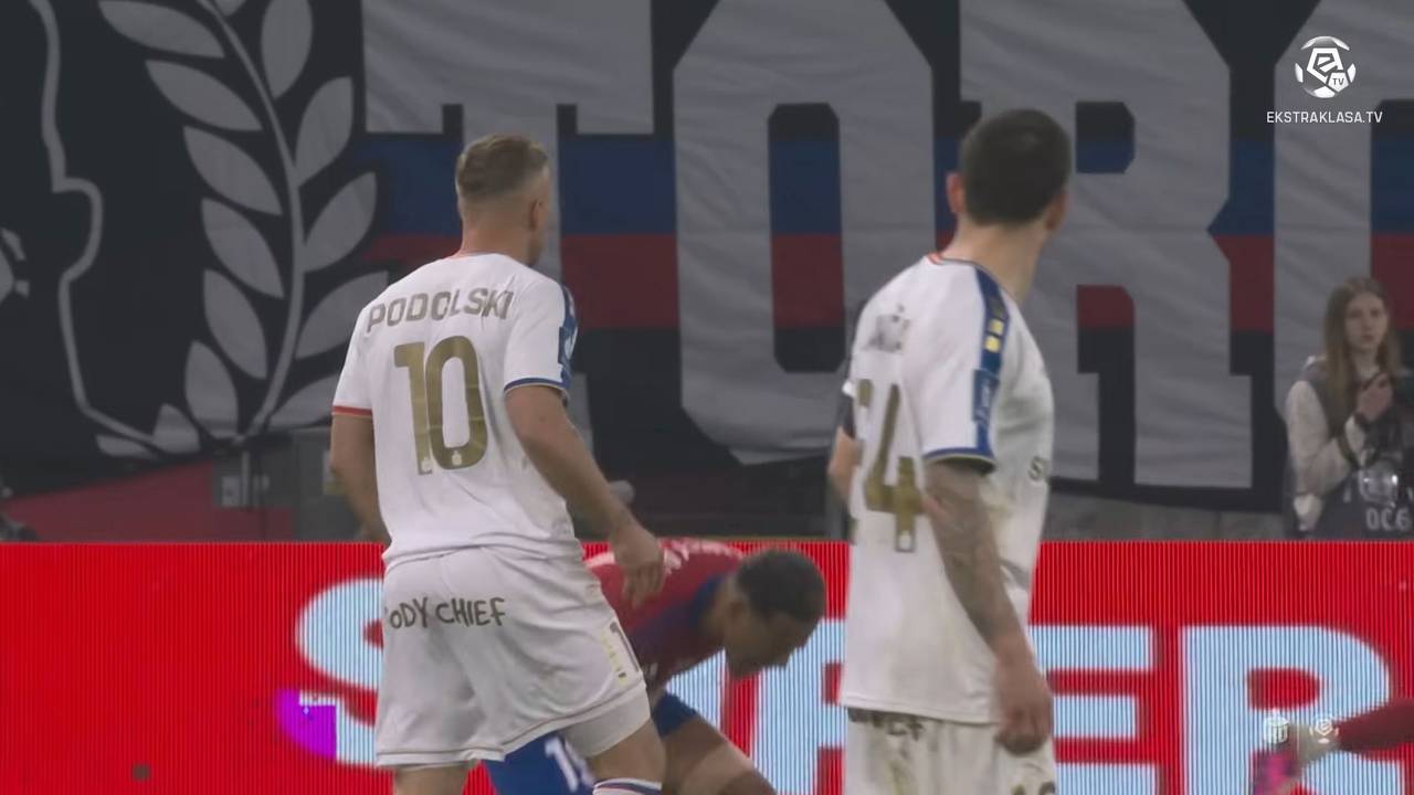 Lukas Podolski begeht bei einem Spiel in Polen eine Tätlichkeit.