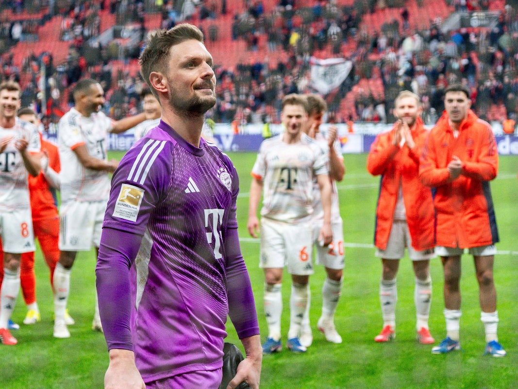 Sven Ulreich lässt sich vor den Bayern-Fans feiern.