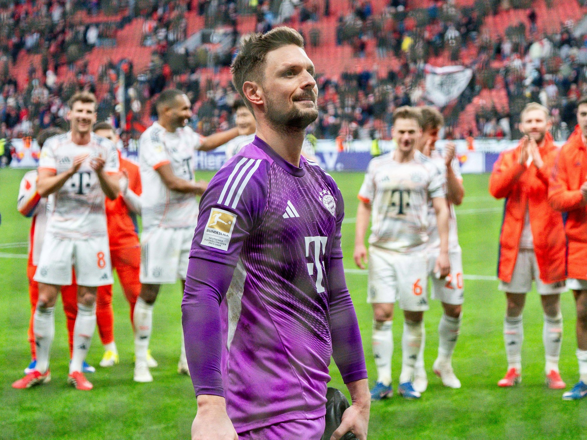 Sven Ulreich lässt sich vor den Bayern-Fans feiern.