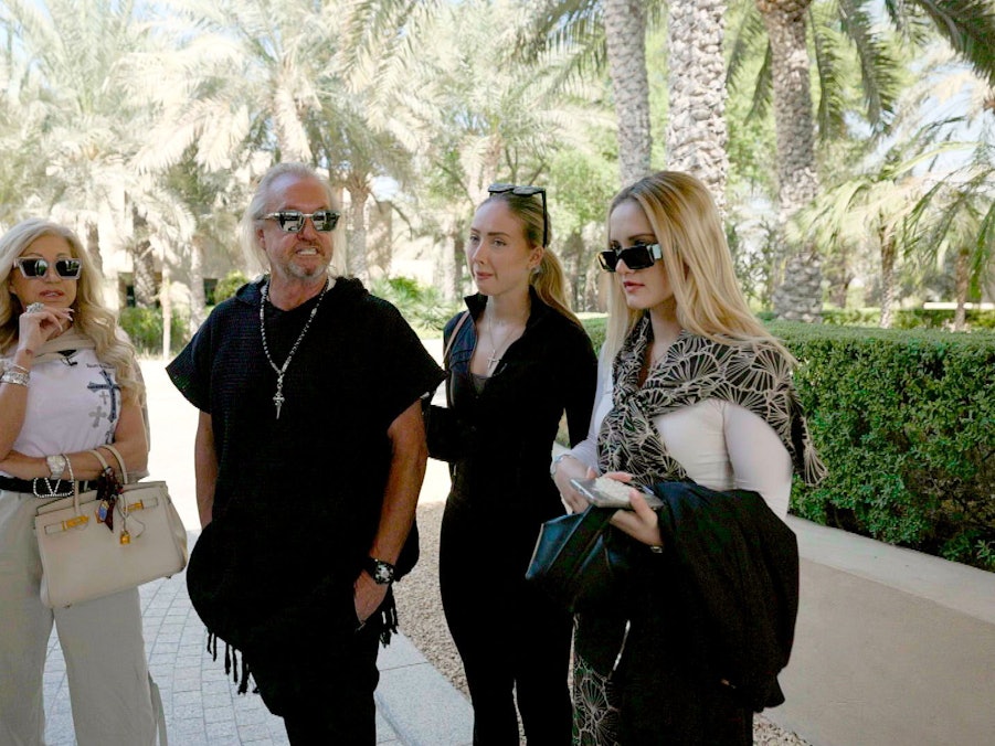 Für Carmen und Robert geht es mit den Töchtern ins Wüstenresort Bab Al Shams.