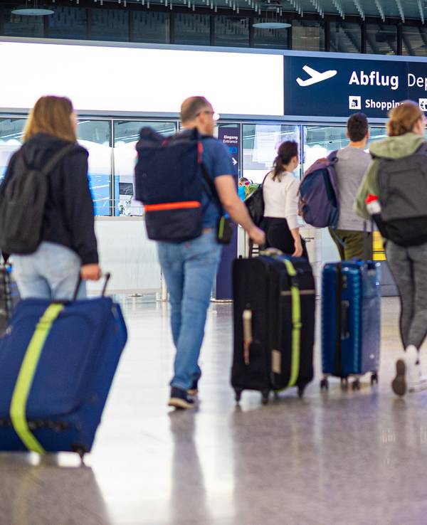 Fluggäste gehen am frühen Morgen durch den Flughafen Hannover-Langenhagen. Immer mehr Reisende klagen bei Verspätungen oder Flugausfällen gegen die Fluggesellschaften.