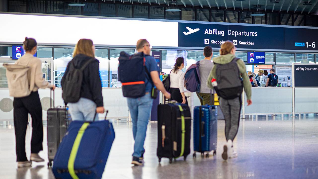 Fluggäste gehen am frühen Morgen durch den Flughafen Hannover-Langenhagen. Immer mehr Reisende klagen bei Verspätungen oder Flugausfällen gegen die Fluggesellschaften.