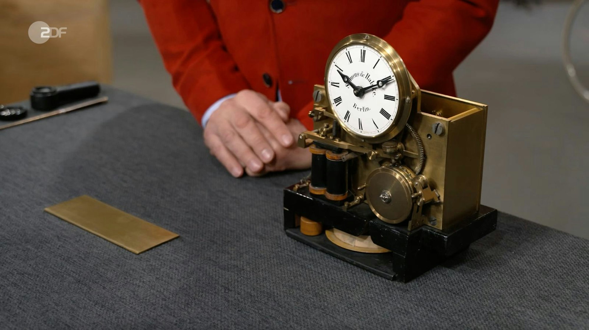 Eine Mutteruhr aus Messing von Siemens & Halske (Berlin) datierte Detlev Kümmel um 1900. Der Wunschpreis lag bei 200 bis 250 Euro. Der Experte schätzte 500 bis 800 Euro, denn „solche Uhren gibt es nicht oft“. Nach einigen Geboten zahlte Anaisio Guedes 440 Euro - denn „dafür muss man erst mal einen Käufer finden“.
(Bild: ZDF)