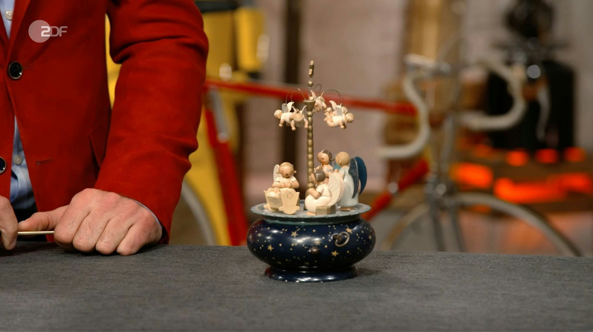 Als weiteres Objekt der Sendung wurde eine handgefertigte Spieluhr aus dem Erzgebirge von Detlev Kümmel zwischen 1972 und 1987 datiert. Der Entwurf für die „Engelwiegegruppe“ von Grete Wendt war schon vor 1952. Der Wunschpreis lag bei 200 bis 250 Euro, auch der Experte taxierte 200 bis 250 Euro und Jan Cizek zahlte 250 Euro.
(Bild: ZDF)