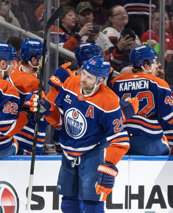 Leon Draisaitl (29) von den Edmonton Oilers feiert ein Tor.