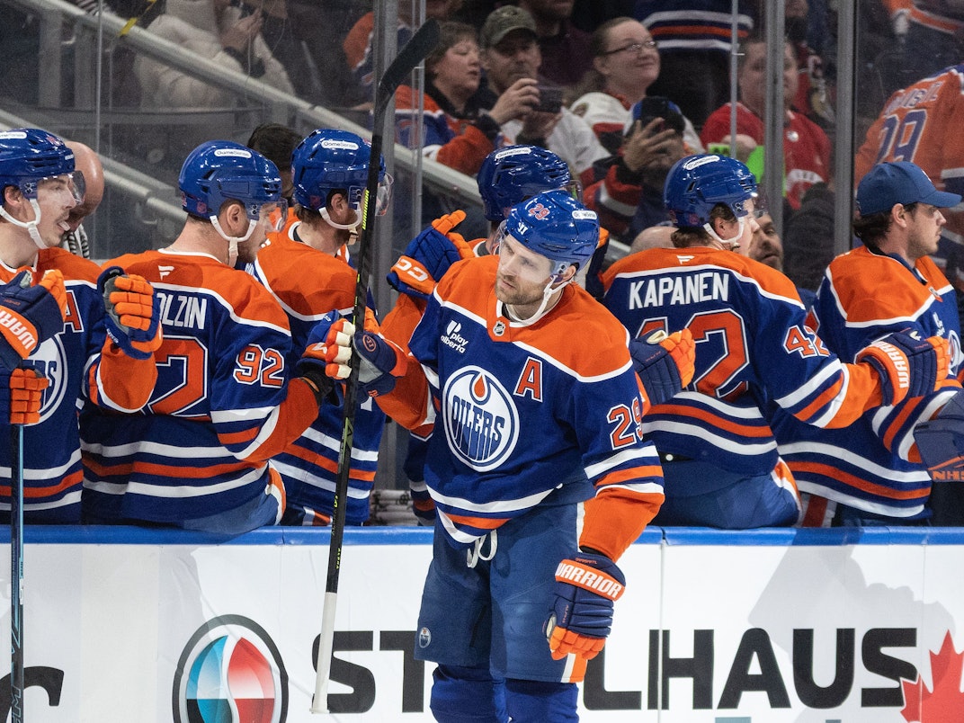 Leon Draisaitl (29) von den Edmonton Oilers feiert ein Tor.