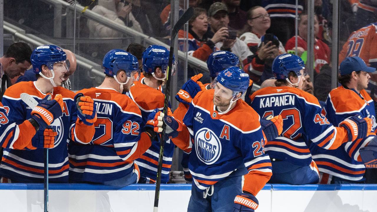 Leon Draisaitl (29) von den Edmonton Oilers feiert ein Tor.