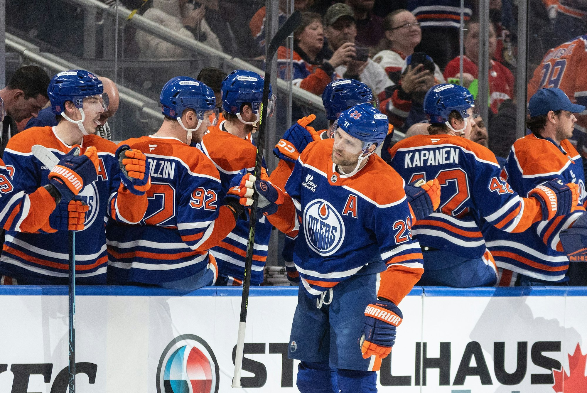 Leon Draisaitl (29) von den Edmonton Oilers feiert ein Tor.