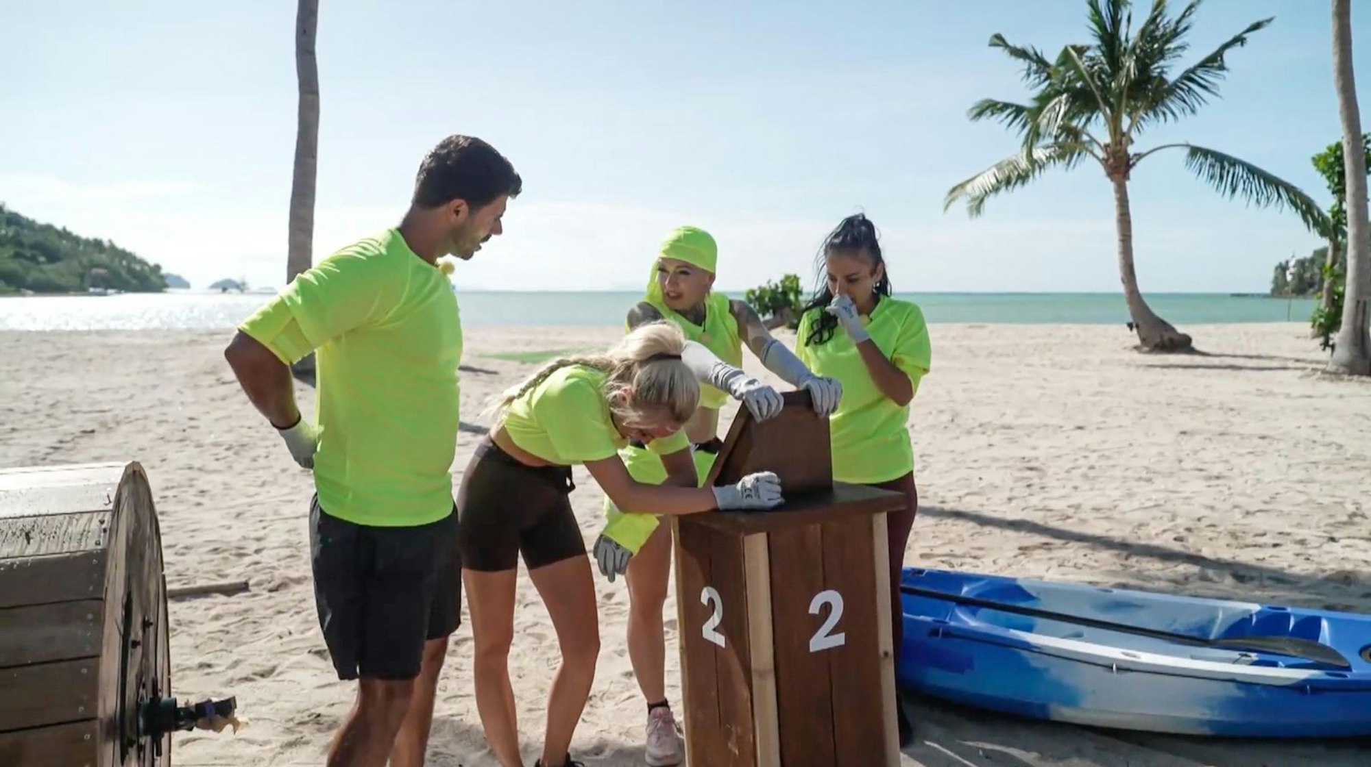 Edith holt sich Martin, Dilara und Franzi ins Team. Dilara ist not amused: „Edith als Kapitänin ist keine Ehre, das ist ein Fluch.“ (Bild: Joyn)