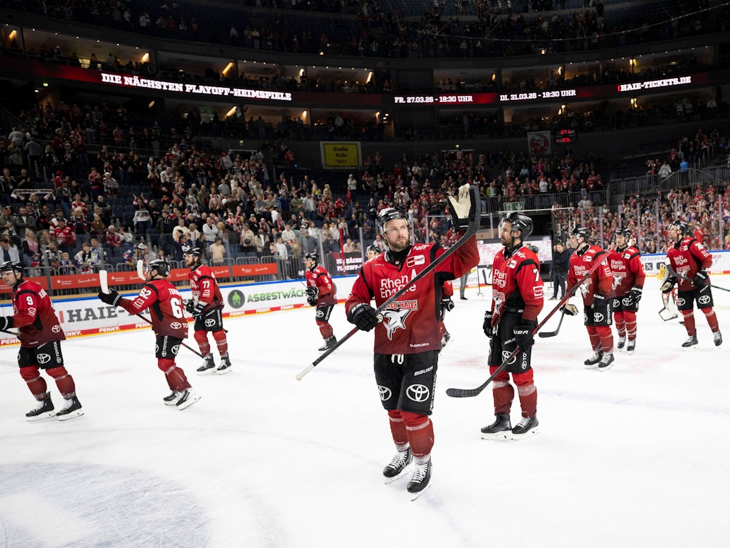 Spieler der Kölner Haie bedanken sich bei den Fans.