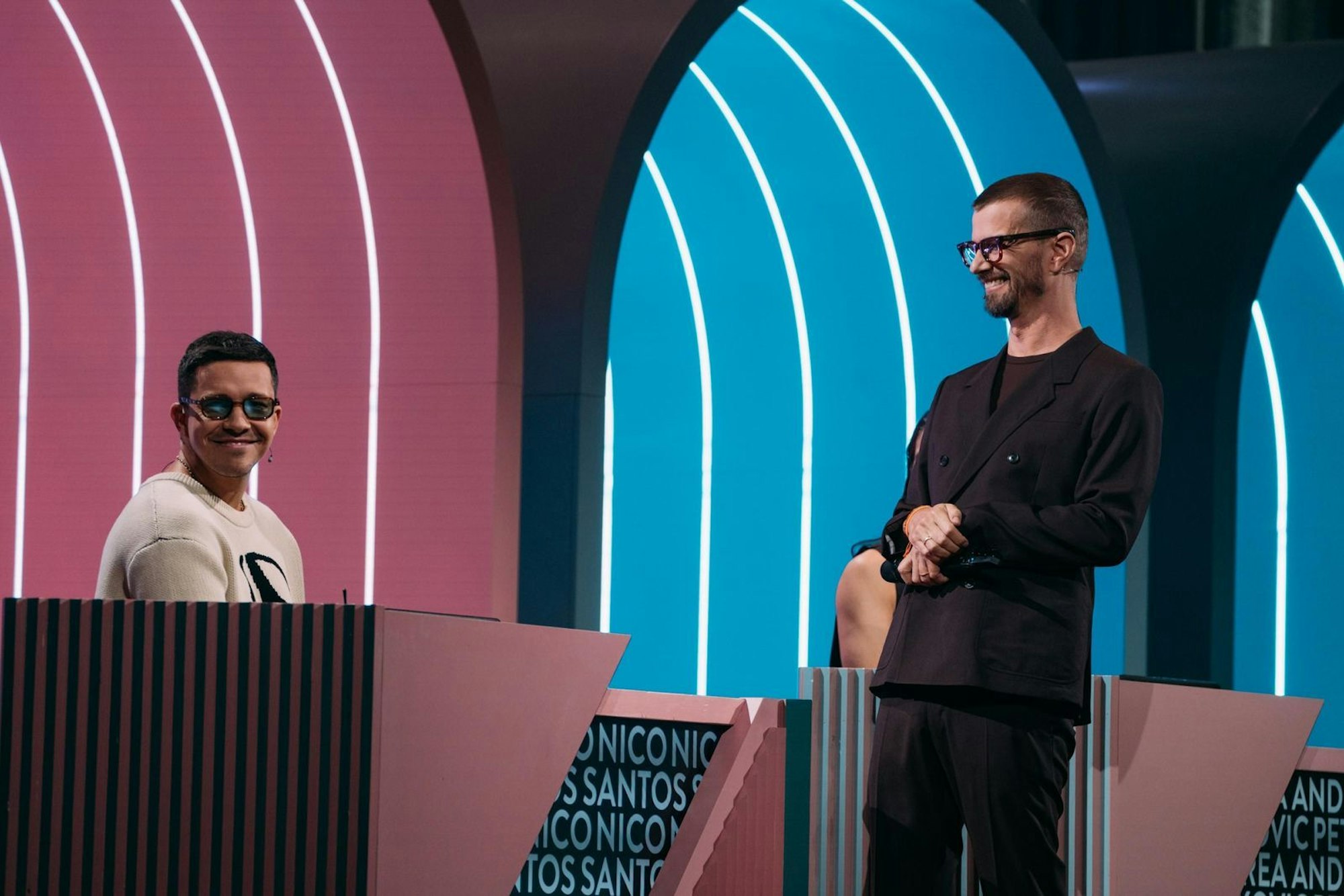 Nico Santos kann sich zum Glück auf sein gutes Gehör sowie auf sein breites Musikwissen verlassen - und auf seinen geballten Charme. Vor dem Finale musste er dennoch die Segel streichen. (Bild: Joyn/Florida TV / Julian Mathieu)