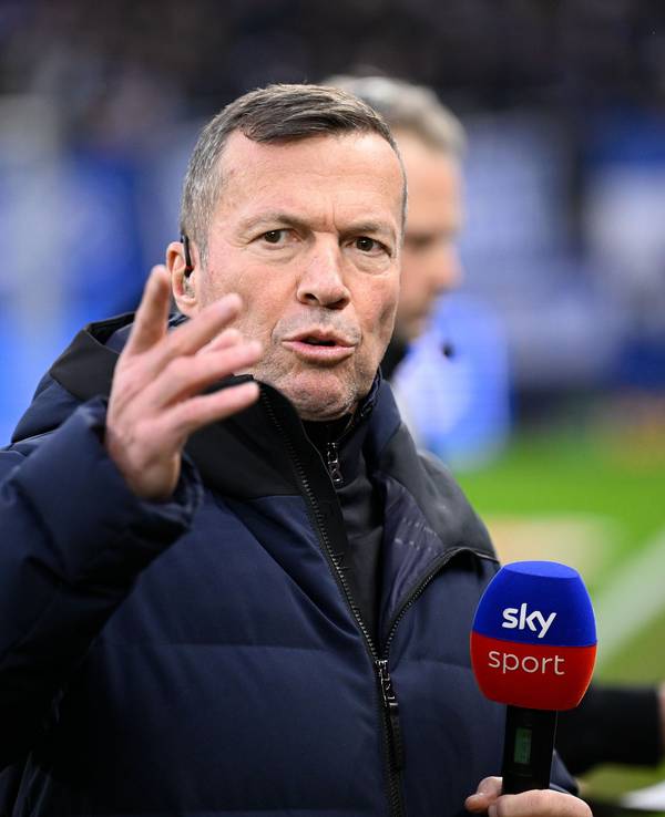 Lothar Matthäus gestikuliert bei einer TV-Übertragung.