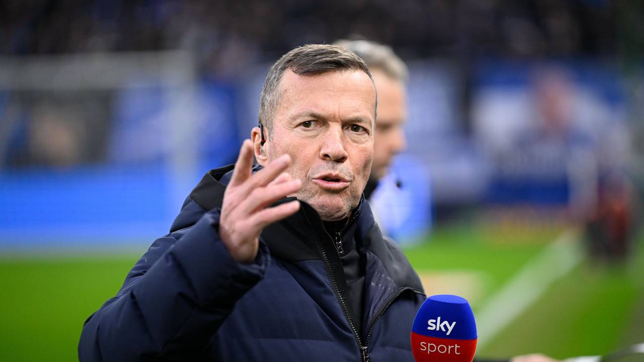 Lothar Matthäus gestikuliert bei einer TV-Übertragung.
