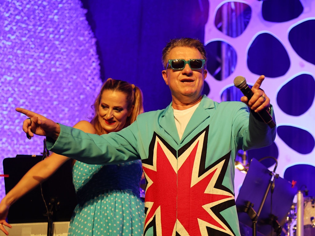 Linus auf der Bühne als Moderator der Talentprobe.