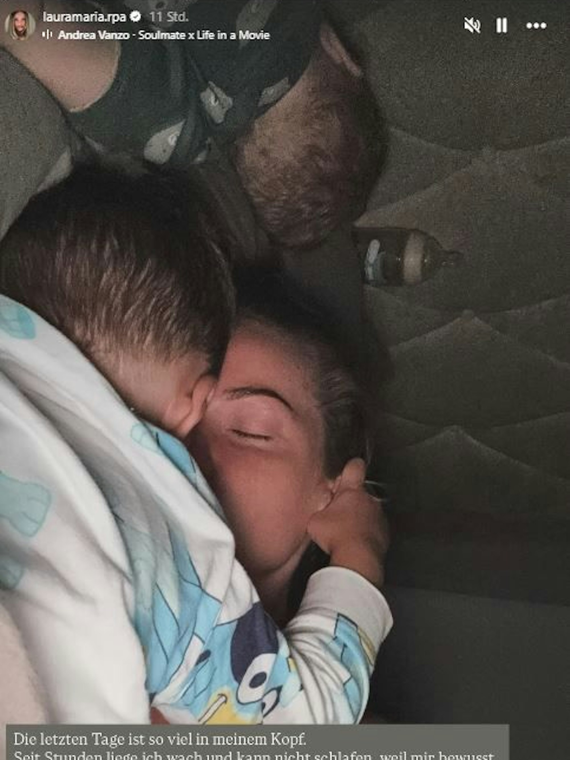 Laura Maria Rypa kuschelt mit Sohn.