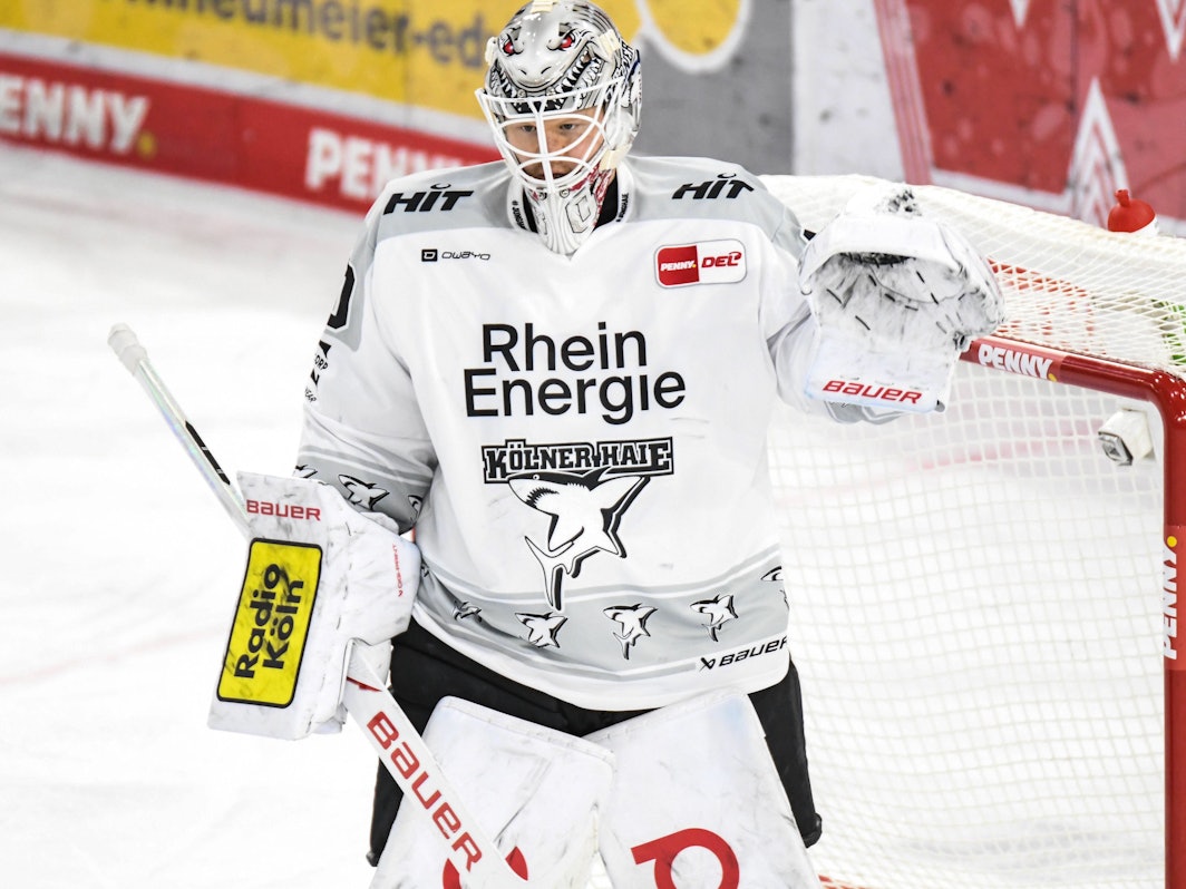 Beim Spiel der Kölner Haie steht Torwart Janne Juvonen auf dem Eis.