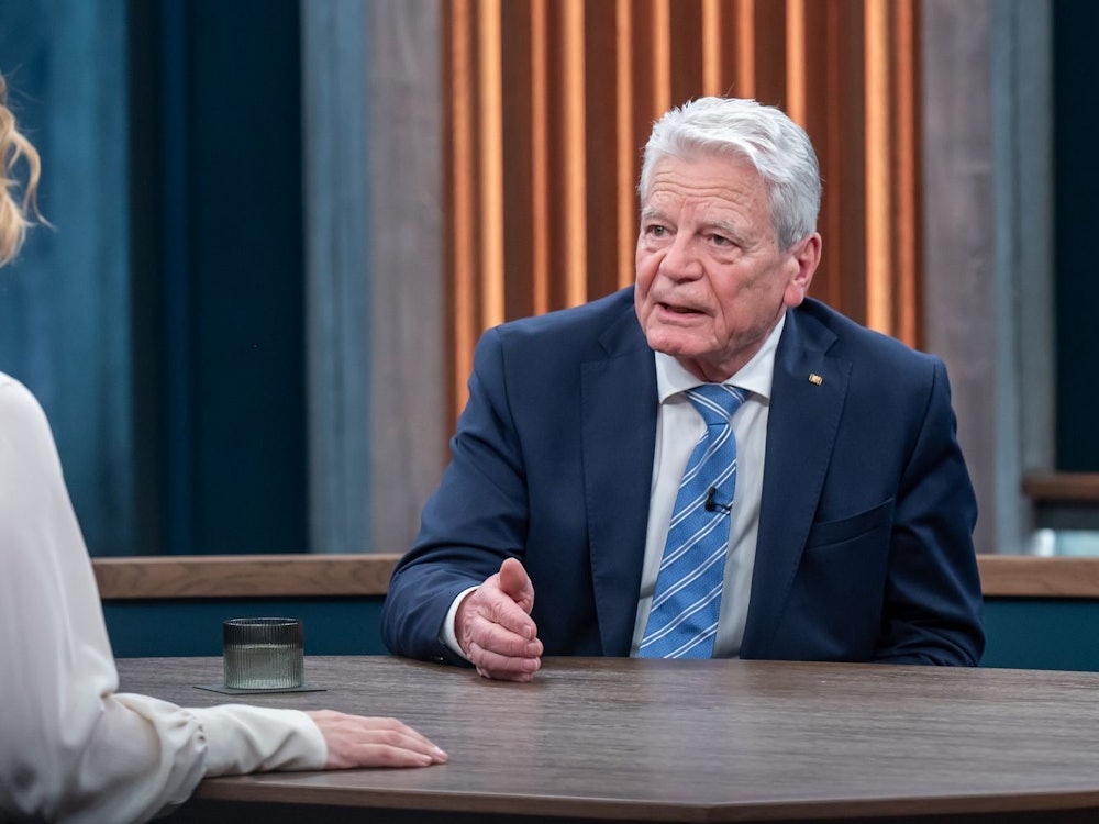 In der Ausgabe von „Caren Miosga“ mit dem ehemaligen Bundespräsidenten Joachim Gauck wurde viel über Politik philosophiert. (Bild: ARD / Claudius Pflug)