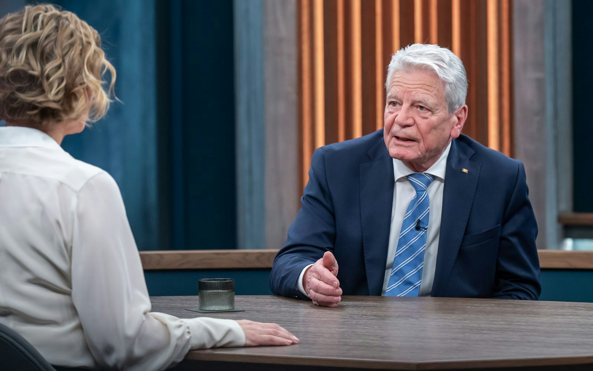 In der Ausgabe von „Caren Miosga“ mit dem ehemaligen Bundespräsidenten Joachim Gauck wurde viel über Politik philosophiert. (Bild: ARD / Claudius Pflug)