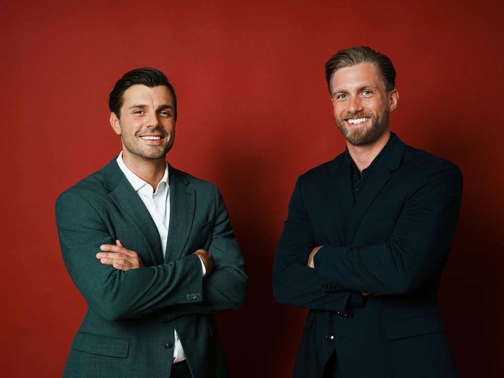 Tim (links) und Sebastian sind die neuen Rosenkavaliere bei „Die Bachelors“. (Bild: RTL / Lena-Luise Grellert)