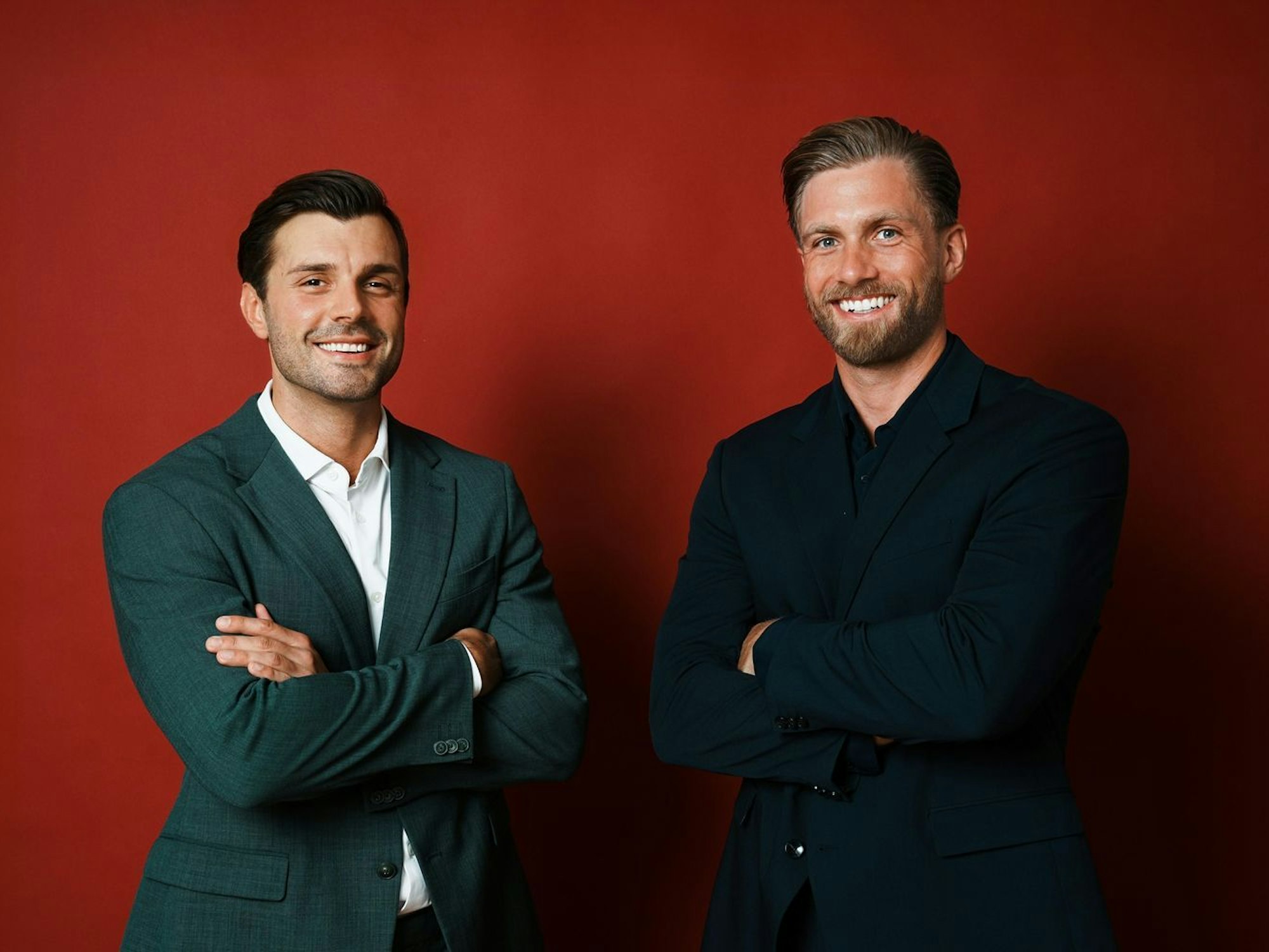 Tim (links) und Sebastian sind die neuen Rosenkavaliere bei „Die Bachelors“. (Bild: RTL / Lena-Luise Grellert)