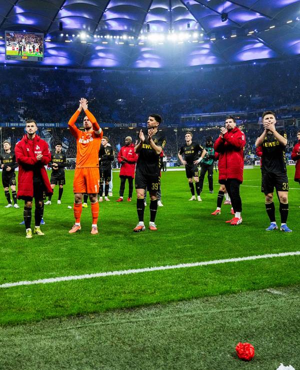 Die Spieler des 1. FC Köln stehen vor den Fans in Hamburg und klatschen.