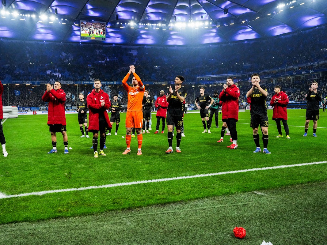 Die Spieler des 1. FC Köln stehen vor den Fans in Hamburg und klatschen.
