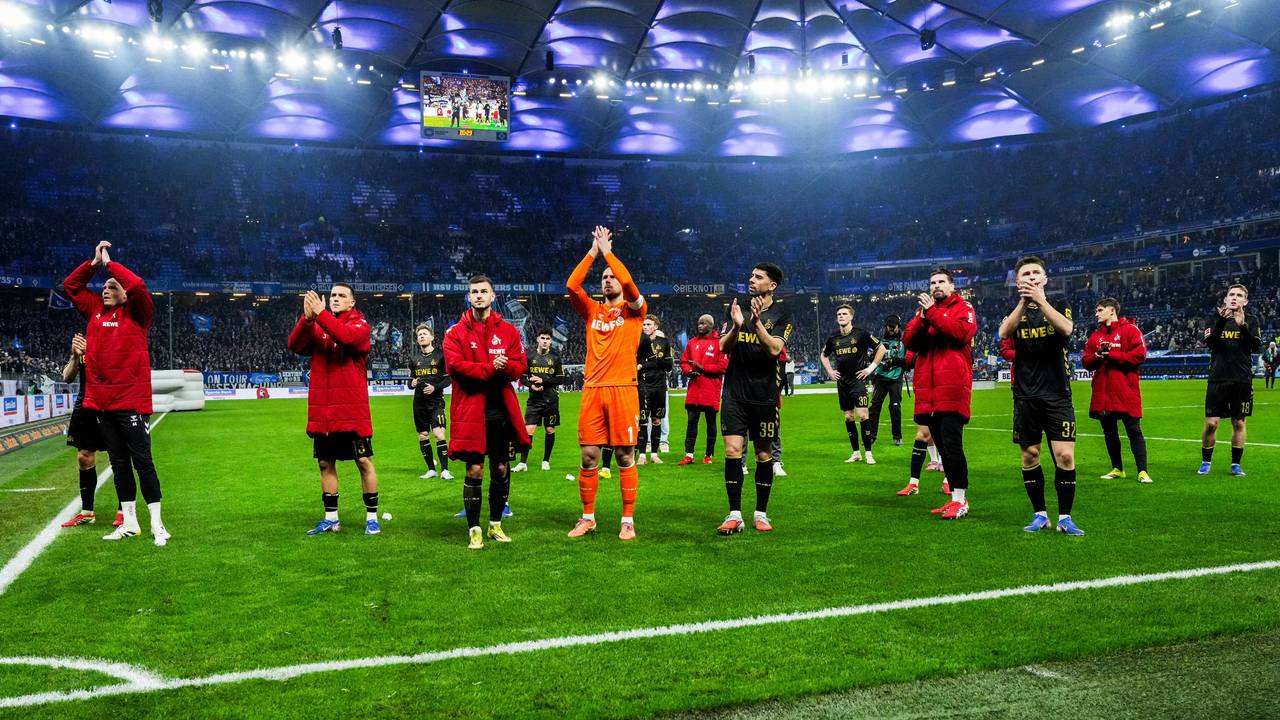 Die Spieler des 1. FC Köln stehen vor den Fans in Hamburg und klatschen.