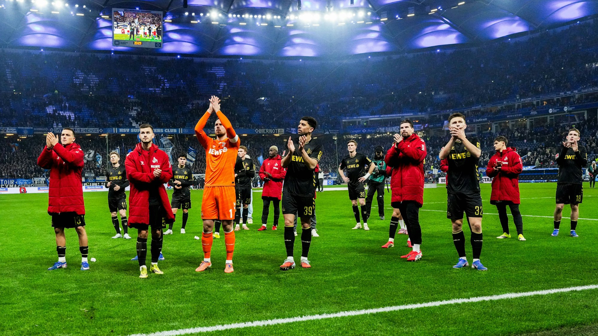 Die Spieler des 1. FC Köln stehen vor den Fans in Hamburg und klatschen.