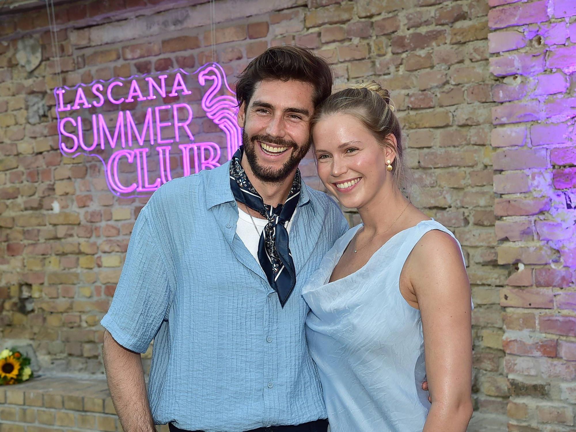 Alvaro Soler mit seiner Ehefrau Melanie Kroll bei einem Empfang.