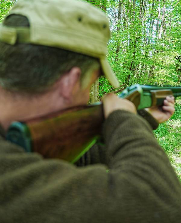 Jäger mit Flinte im Wald